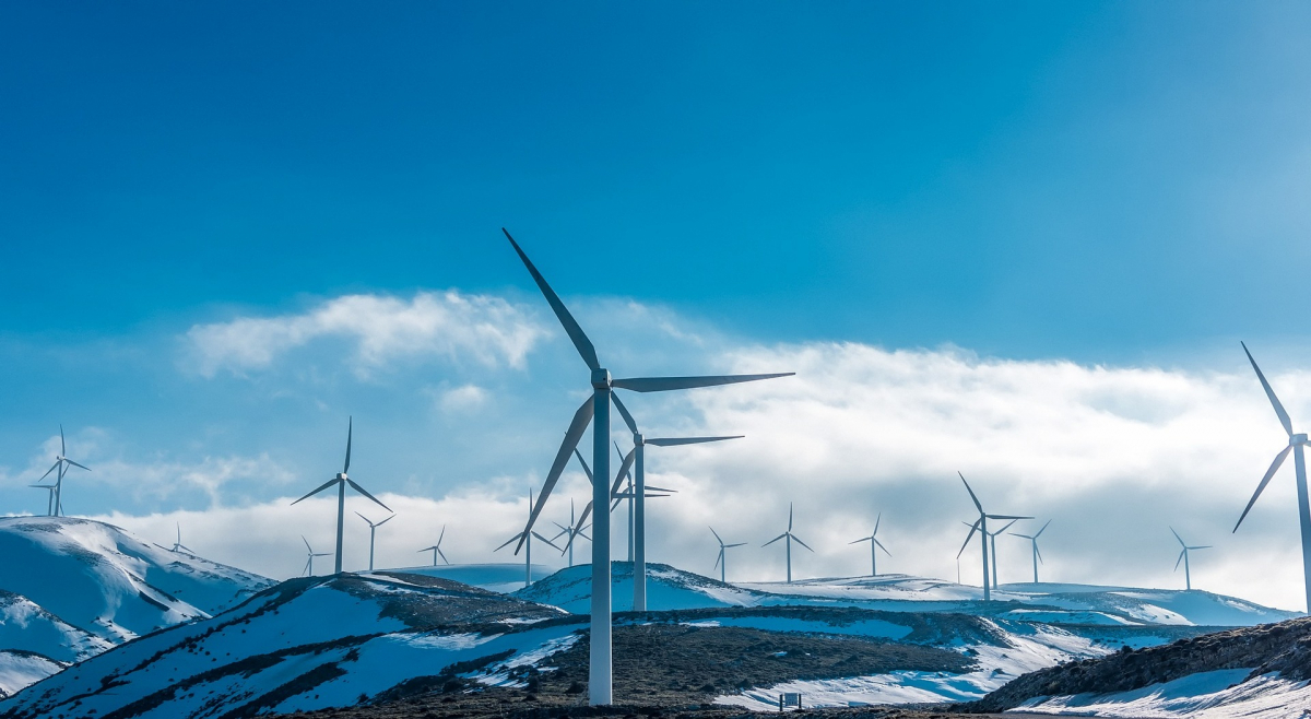 Windräder auf einem Berg