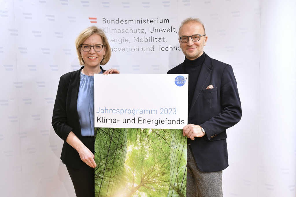 Klimaschutzministerin Leonore Gewessler und Bernd Vogl, Geschäftsführer des Klima- und Energiefonds, präsentierten das neue Programm des Klima- und Energiefonds.