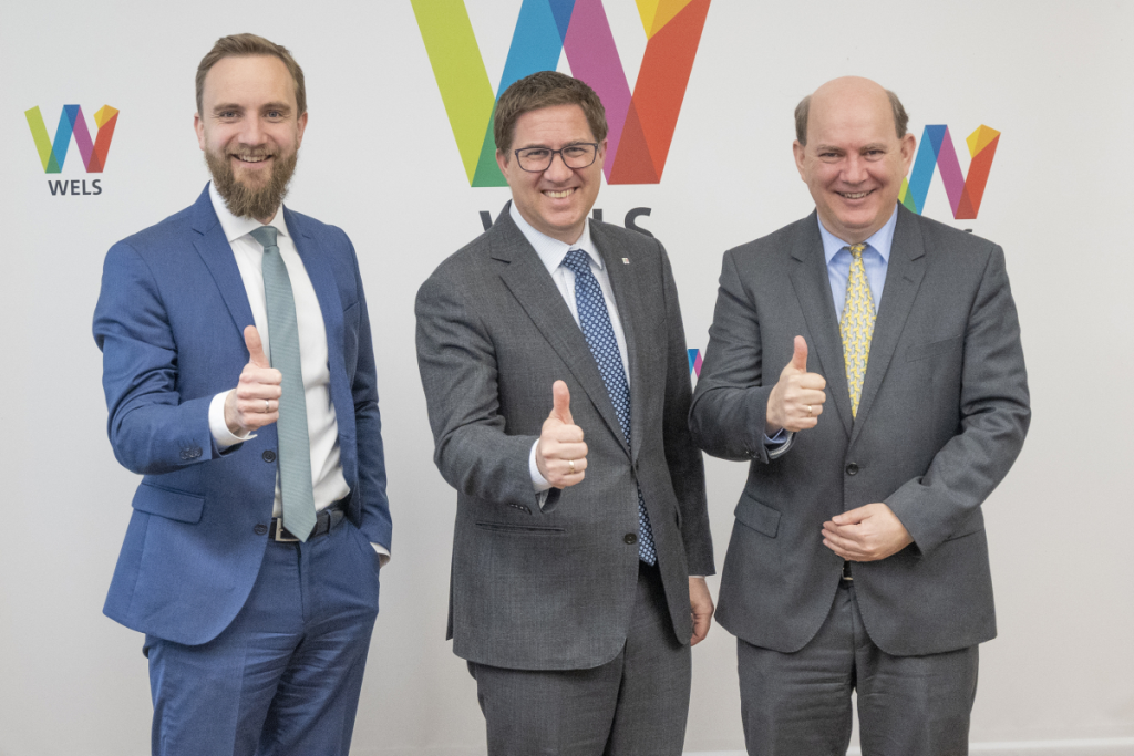 Andreas Rabl (Bürgermeister Wels), Martin Oberndorfer (Welser Stadtrat für Wirtschaft und Wissen) und Johann Kastner (Vizepräsident FH Oberösterreich) bei der Bekanntgabe der Welser Wasserstoff-Pläne schauen in die Kamera und halten den Daumen nach oben.