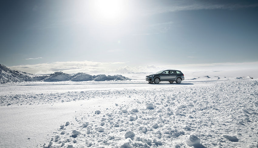 Auto in Schneelandschaft