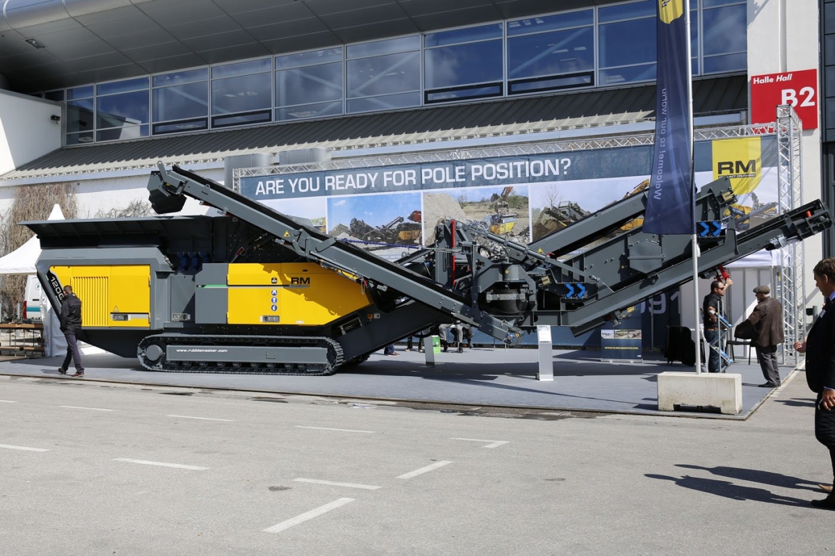 RUBBLE MASTER HMH GMBH Vehicle in front of building.