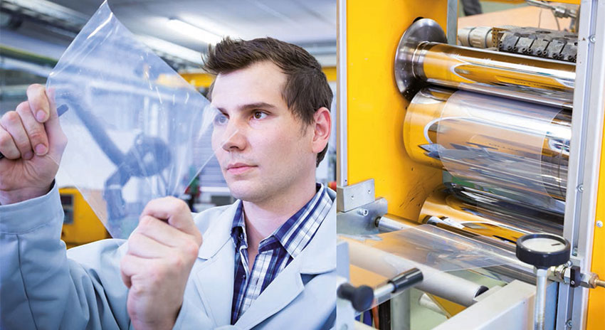 Polymer Competence Center Leoben GmbH Mitarbeiter hält Produkt und begutachtet es.