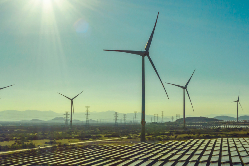 Windturbinenturm mit wunderschöner Landschaft und blauem Himmel zur Erzeugung sauberer, erneuerbarer grüner Energie für eine nachhaltige Entwicklung, um den Klimawandel und die globale Erwärmung zu verhindern und die Erde zu schützen