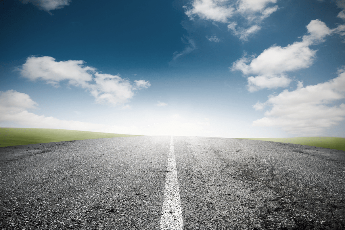 alte Straße mit Wolken am Himmel