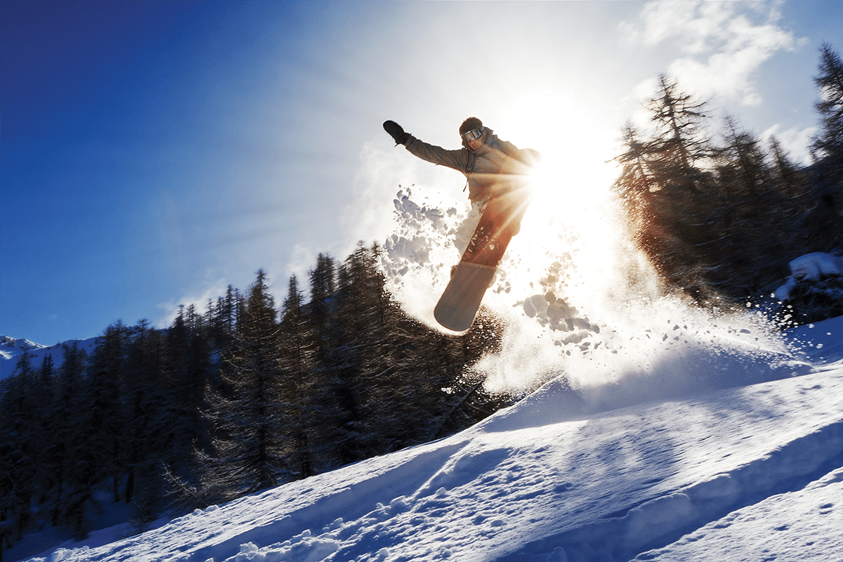 Snowboarder im Sprung auf der Skipiste