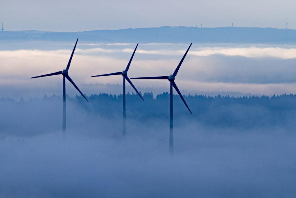 Windräder im Nebel