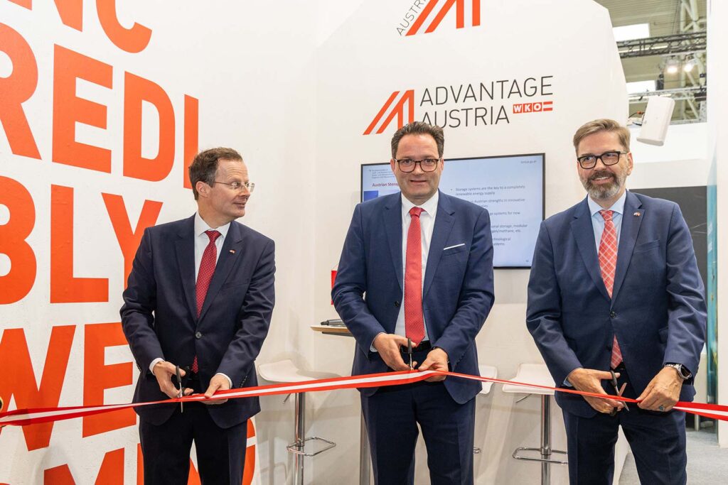 Bild (v.l.): Andreas Haidenthaler, Wirtschaftsdelegierter und Leiter des AußenwirtschaftsCenter München, Bundesminister Norbert Totschnig, Österreichischer Generalkonsul in München Adalbert Bicserdy (Foto: BMLUK, Felikss Francer)